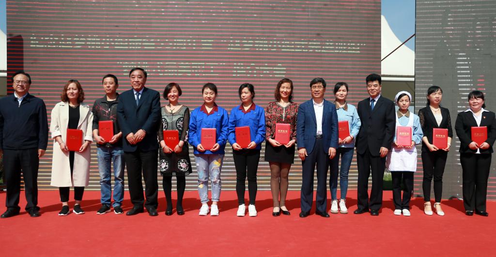 何菲(右三)等受到表彰的“梦桃式最美职工”