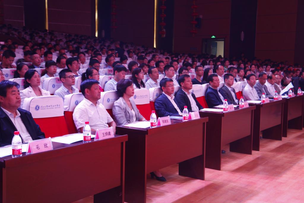 各领导、来宾与科技工作者参加颁奖典礼