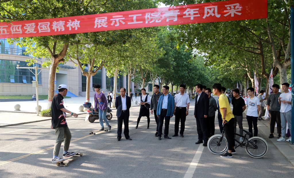 学院领导观看学生表演