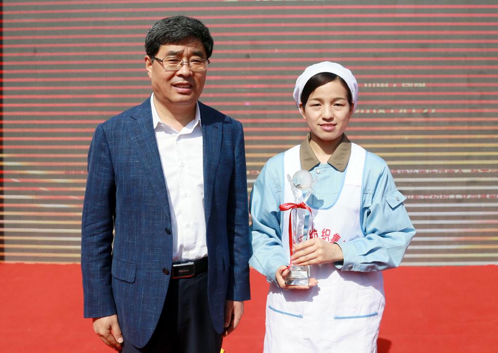 中共咸阳市委书记岳亮为我院毕业生颁奖