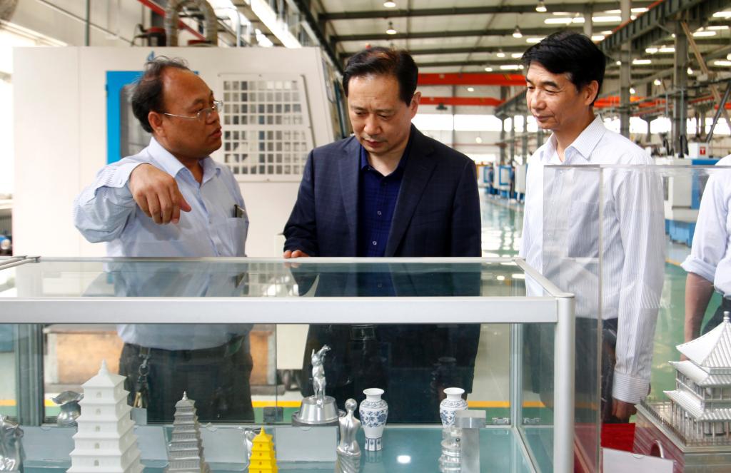 王秉琦副部长查看我院学生技能作品