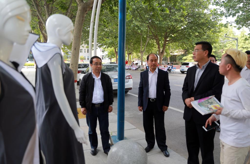 学院领导听取化纺服学院学生介绍作品