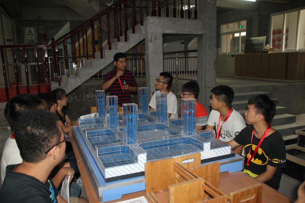 小组讨论未过关同学由实践课教师在实体二层建筑中查缺补漏