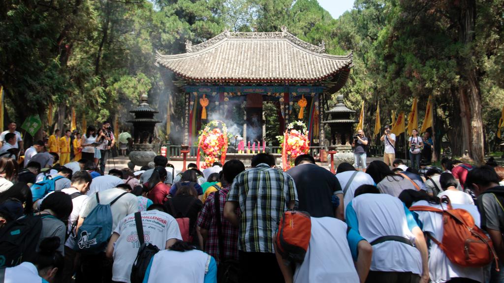 全体人员行施拜礼