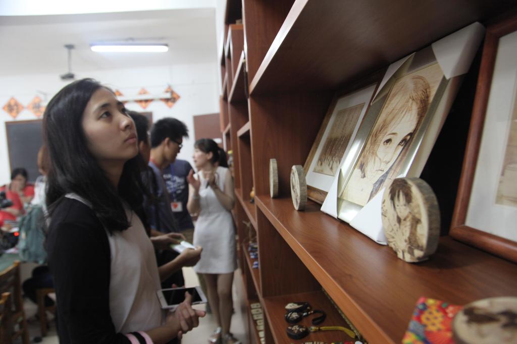 研习营营员们关上了学校同学们的精彩烙画作品