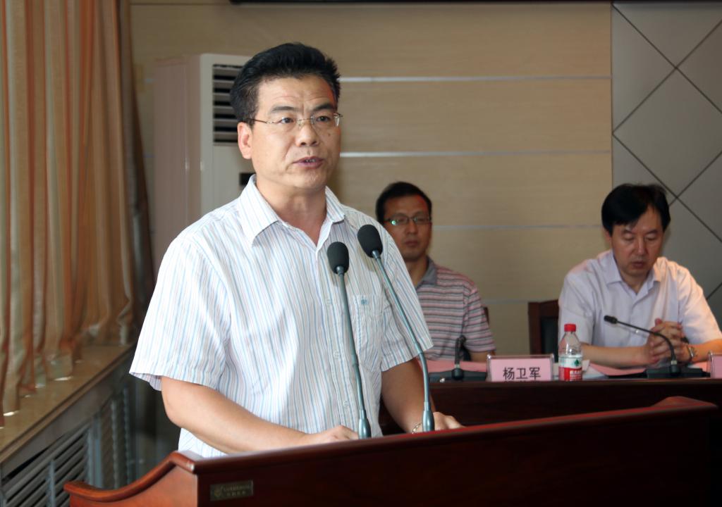 党委副书记、纪委书记刘永亮主持25日上午的会议