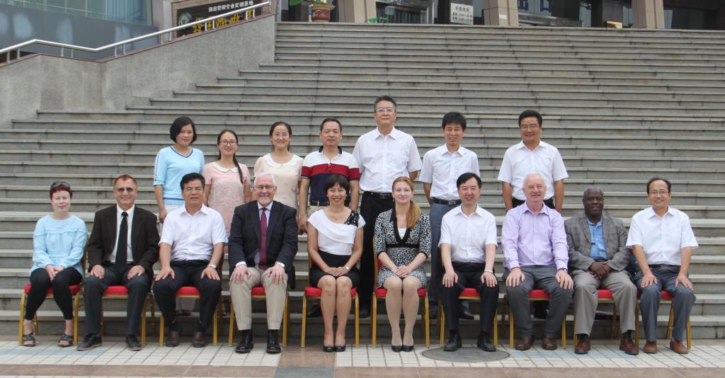 学院领导与外籍教师合影