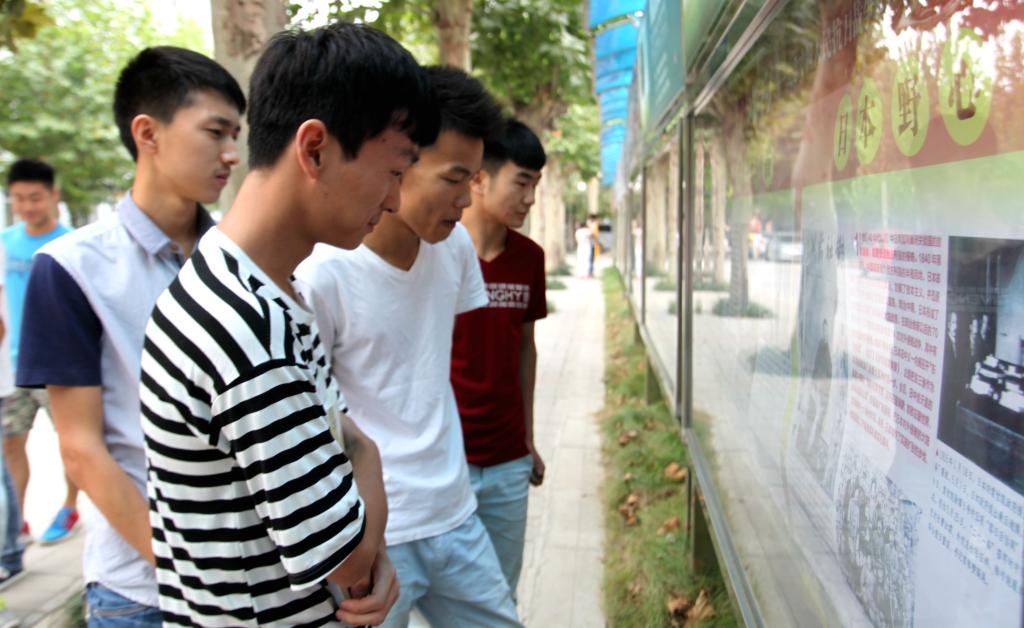 同学们踊跃观看图片展