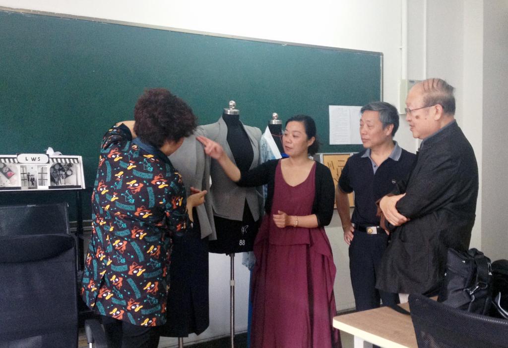 陕西省服装协会会长陈安之听取设计情况介绍