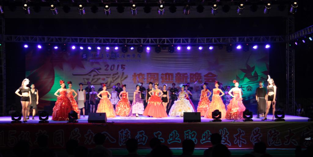 服装表演《重生》