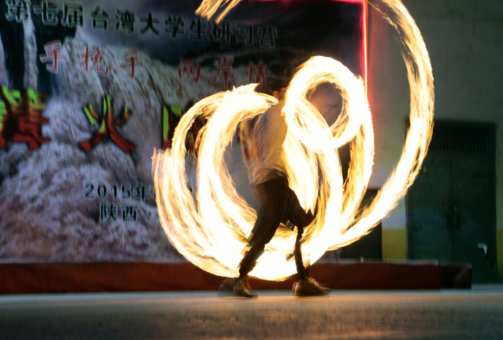 台湾同学火舞表演