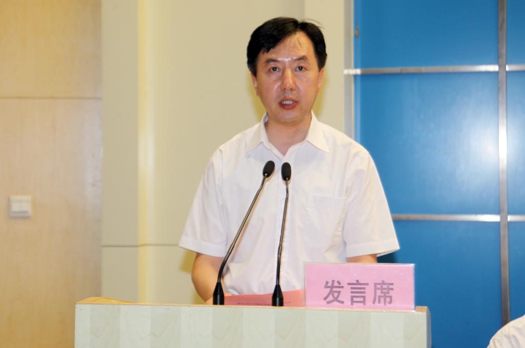 副院长王津主持会议