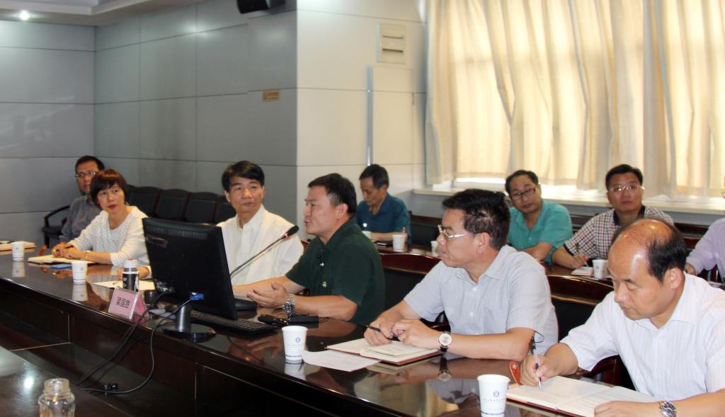 学院领导、党委中心组成员全程聆听报告