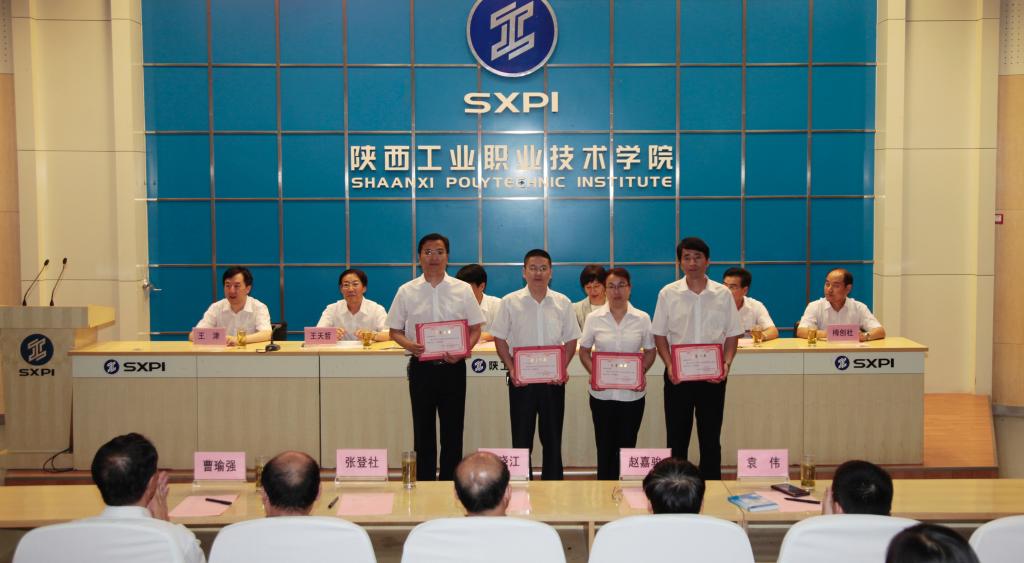 受到表彰的优秀党务工作者