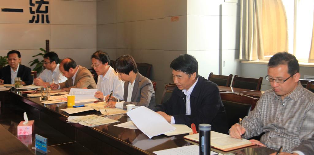 党委中心组成员参加学习