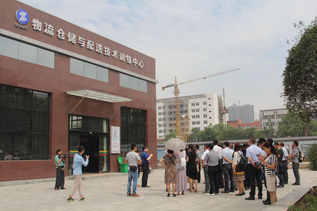 邢晖主任一行参观物流学院实训基地