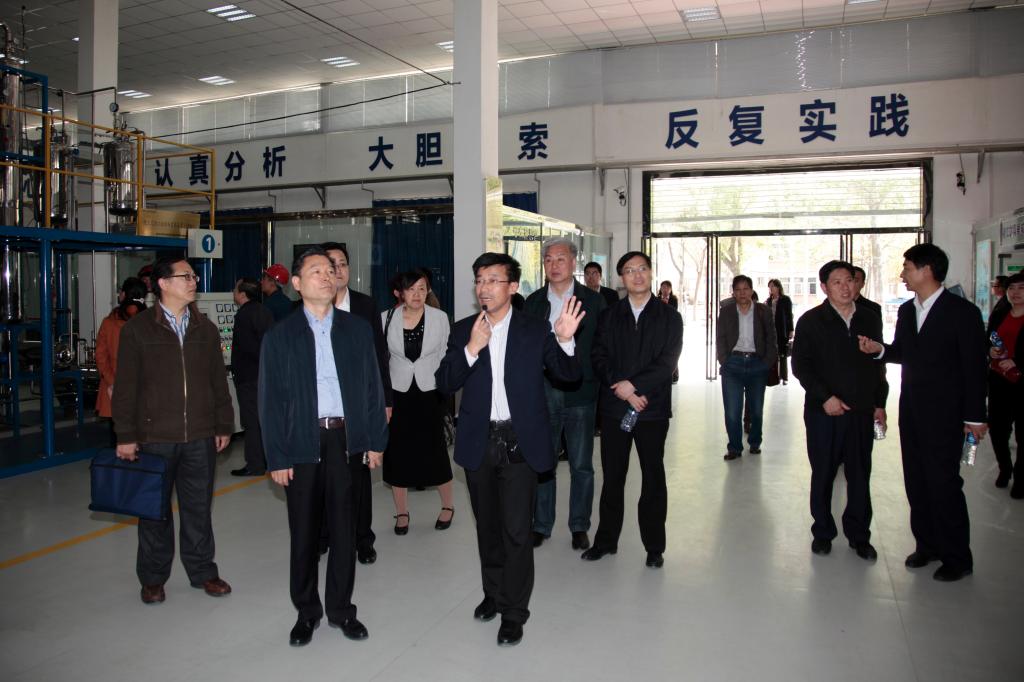 省人大执法检查组考察化工技术训练中心