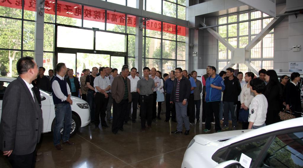 参观汽车工程与服务技术训练中心
