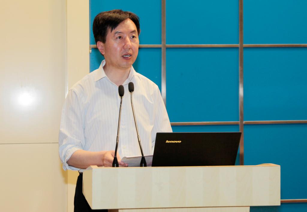 学院副院长王津主持会议