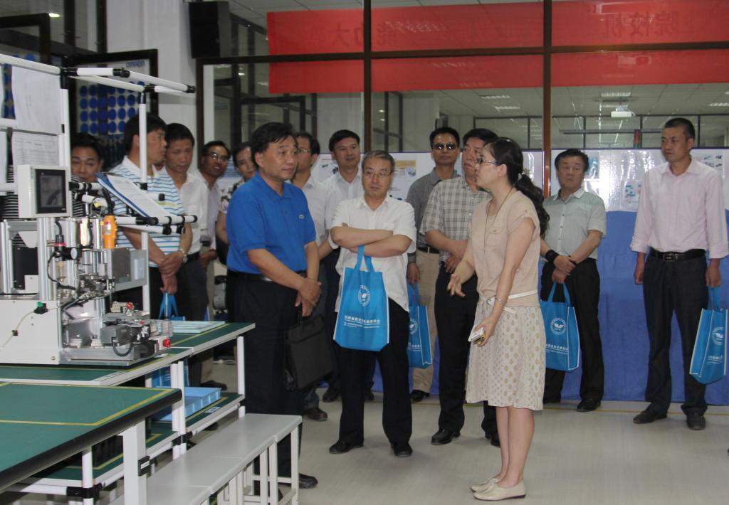 与会代表参观自动化技术实训室