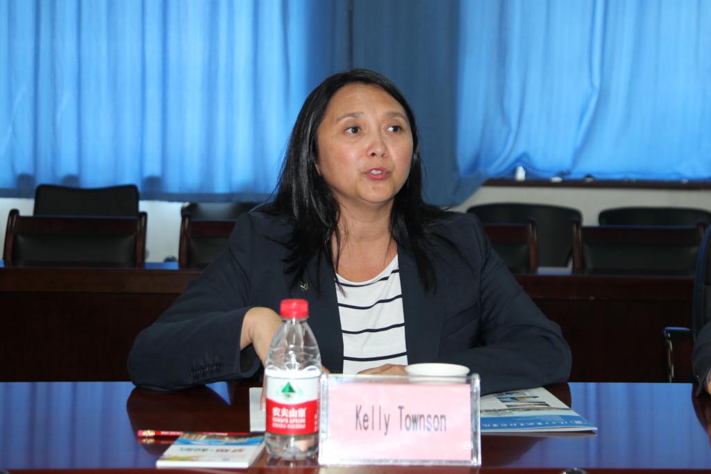 堪培门理工学院副院长Kelly Townson讲话