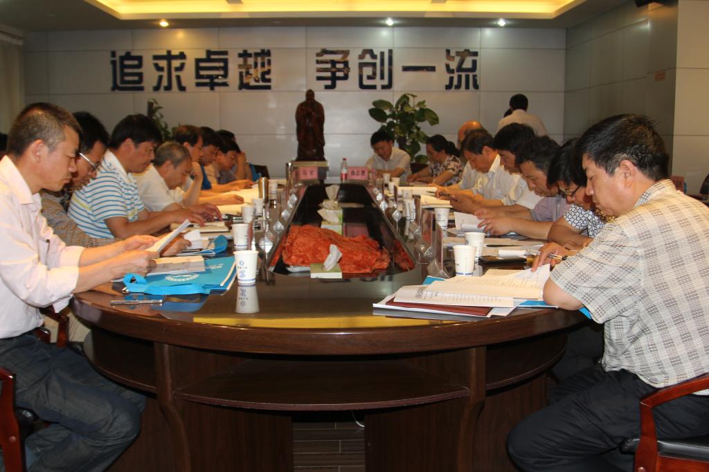 与代表对五个专门委员会2015年度工作计划进行了热烈讨论