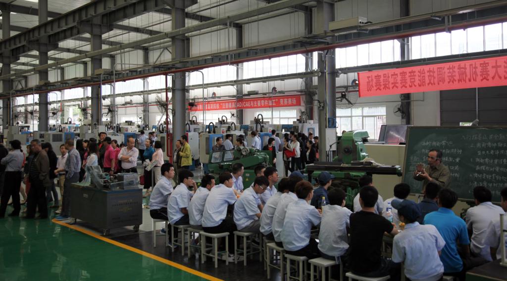 观摩理实一体化教学