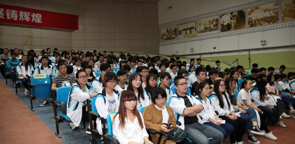 全体在职教职工党员、离退休党员代表、学生党员、学生入党积极分子代表共约1200人参加会议