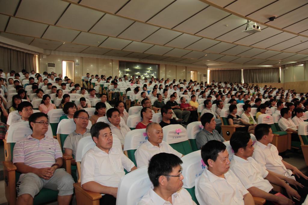 学院领导、各基层党组织党员代表400余人参加会议