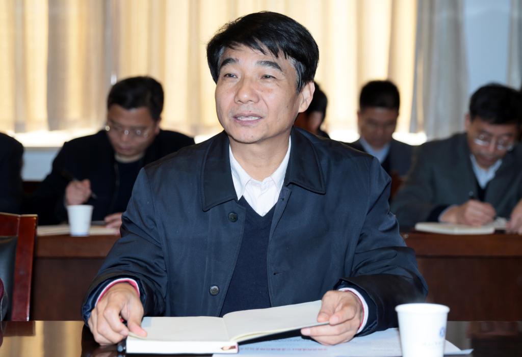 党委书记崔岩主持会议并讲话