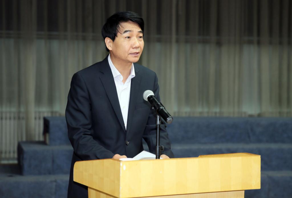 党委书记崔岩发表动员讲话,并为全体党员上专题党课。