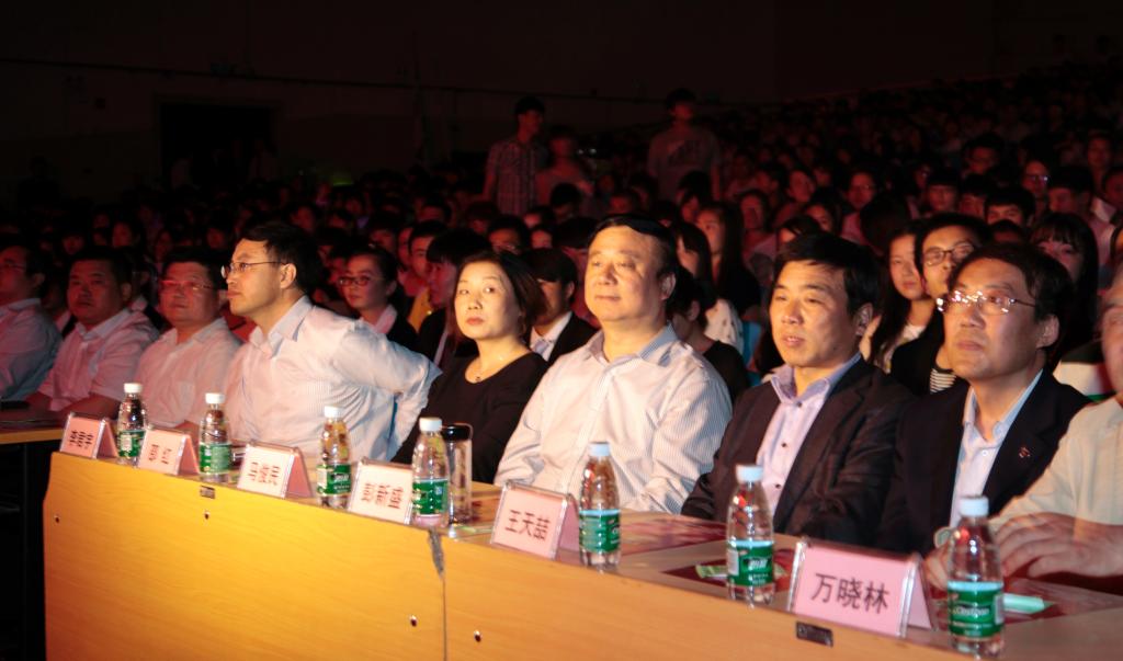 市委常委、宣传部长马俊民,市政协副主席彭新盛,市委副秘书长 邵红,市委宣传部副部长李君宇,咸阳日报社党委书记、社长 万晓林,市文明办副主任郑冠胜,市教育局副调研员张文博,咸阳日报社副总编曹锋,团市委副书记刘杰,团市委副书记罗曦等出席开幕式