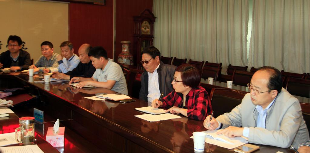 党委中心组成员参加学习