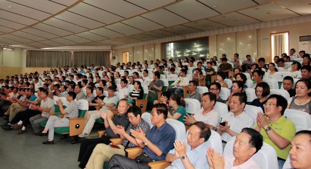 各基层党组织党员代表400余人参加会议