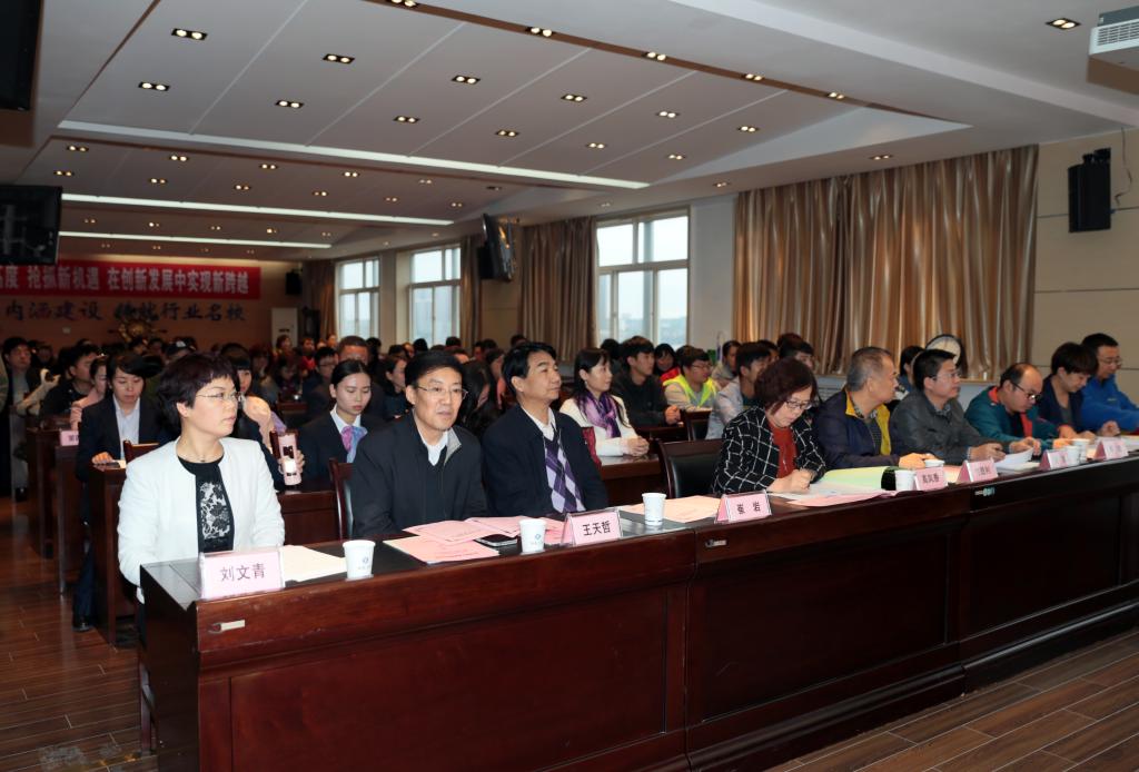 党委书记崔岩、党委副书记王天哲,工会主席刘文青及各分会教师观摩比赛