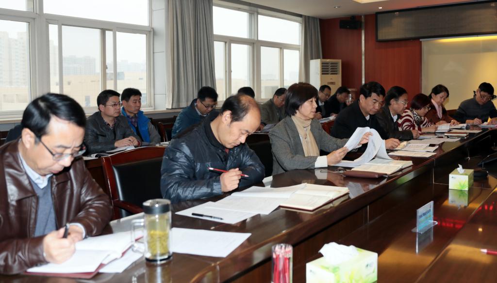 党委中心组成员参加集体学习