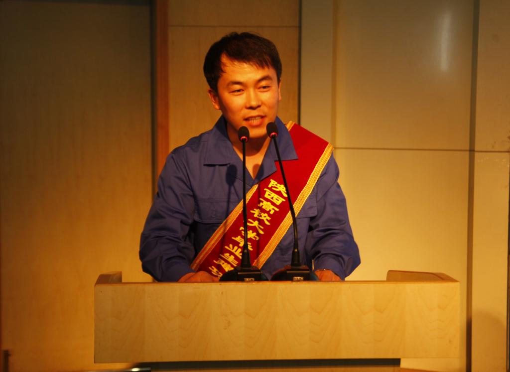 我院2010届毕业生、西安航天发动机国家技师何小虎