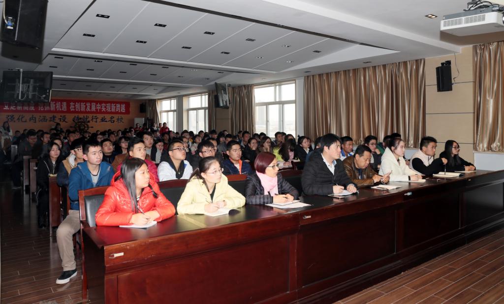 各党总支书记、专兼职通讯员、学生会及各社团学生记者参加培训