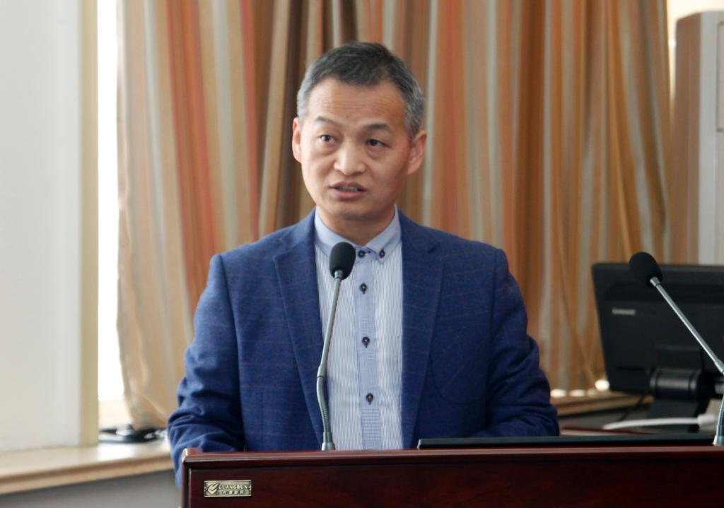 教务处处长贺天柱主持会议