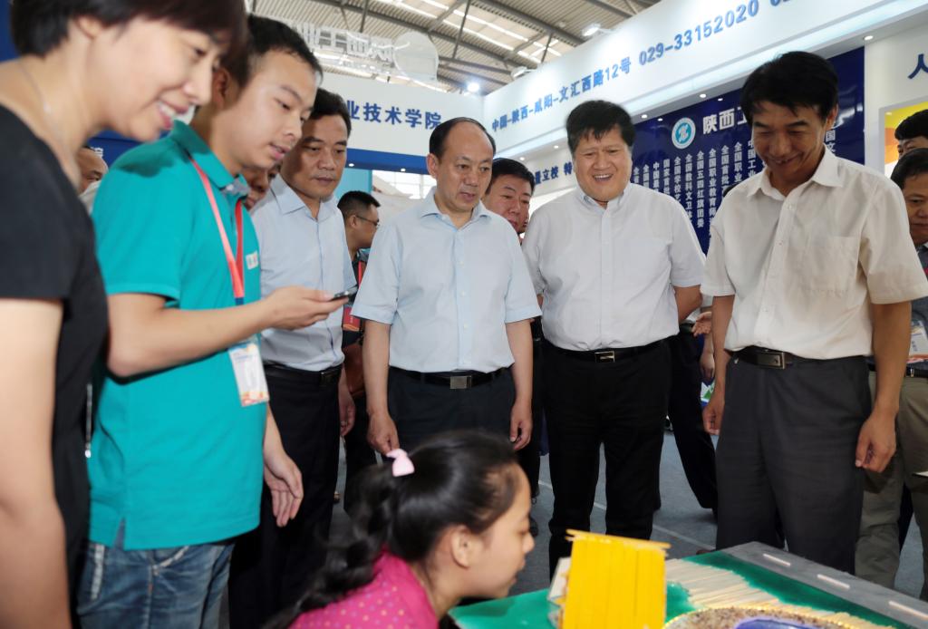 中共陕西省委教育工委书记董小龙、省教育厅厅长王建利、副厅长王紫贵等莅临我院展位参观指导