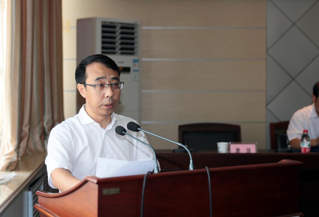 纪委书记康强主持24日上午的会议