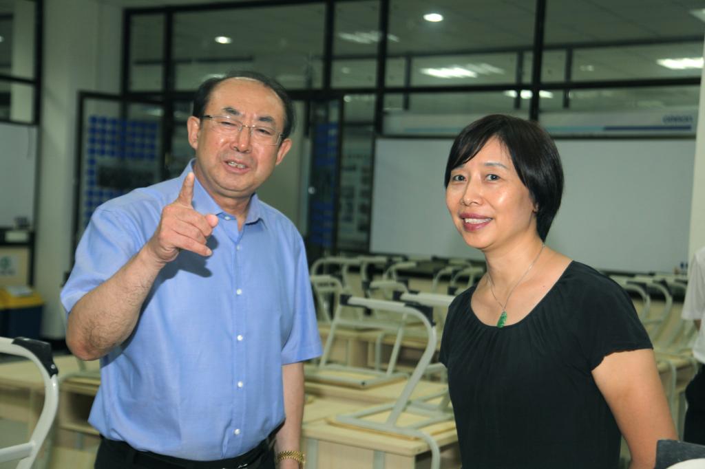 刘占山副会长就欧姆龙校企合作同张晓云院长交流意见