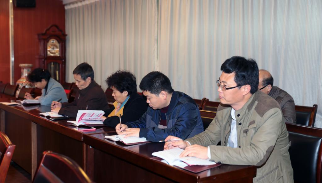 党委中心组成员参加集体学习