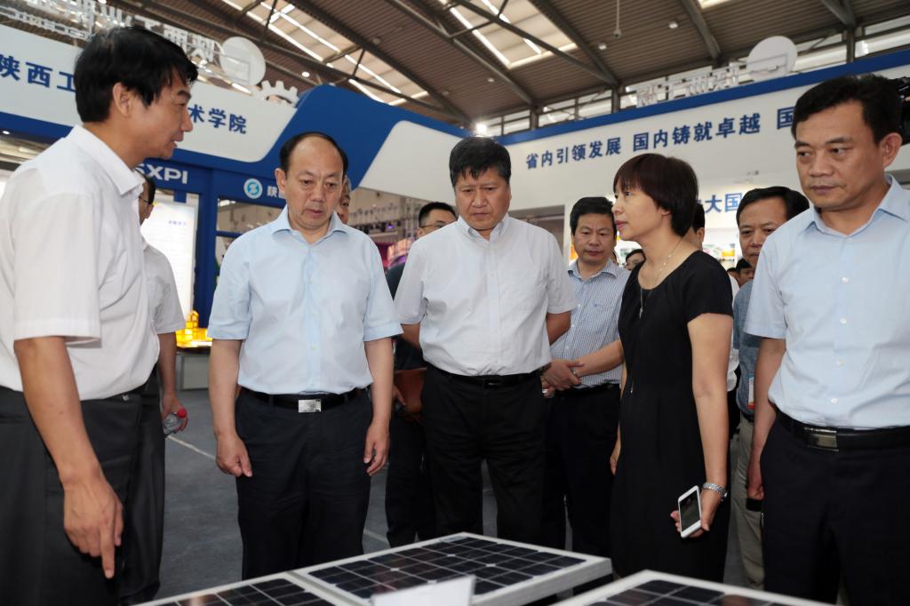 中共陕西省委教育工委书记董小龙、省教育厅厅长王建利、副厅长王紫贵等莅临我院展位参观指导