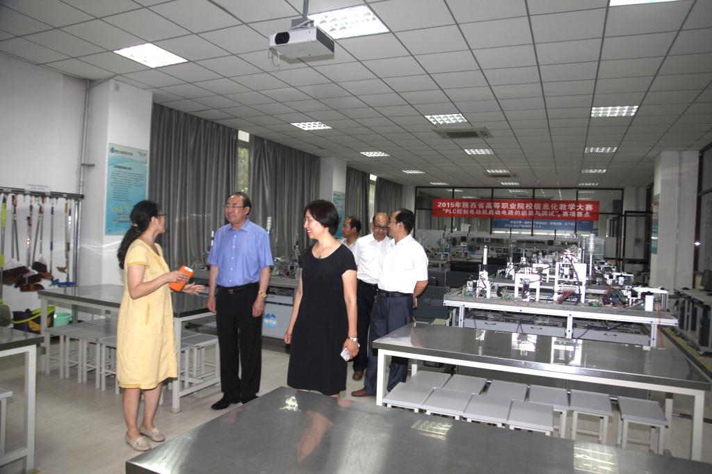 刘占山副会长实地考察了自动化技术实训中心