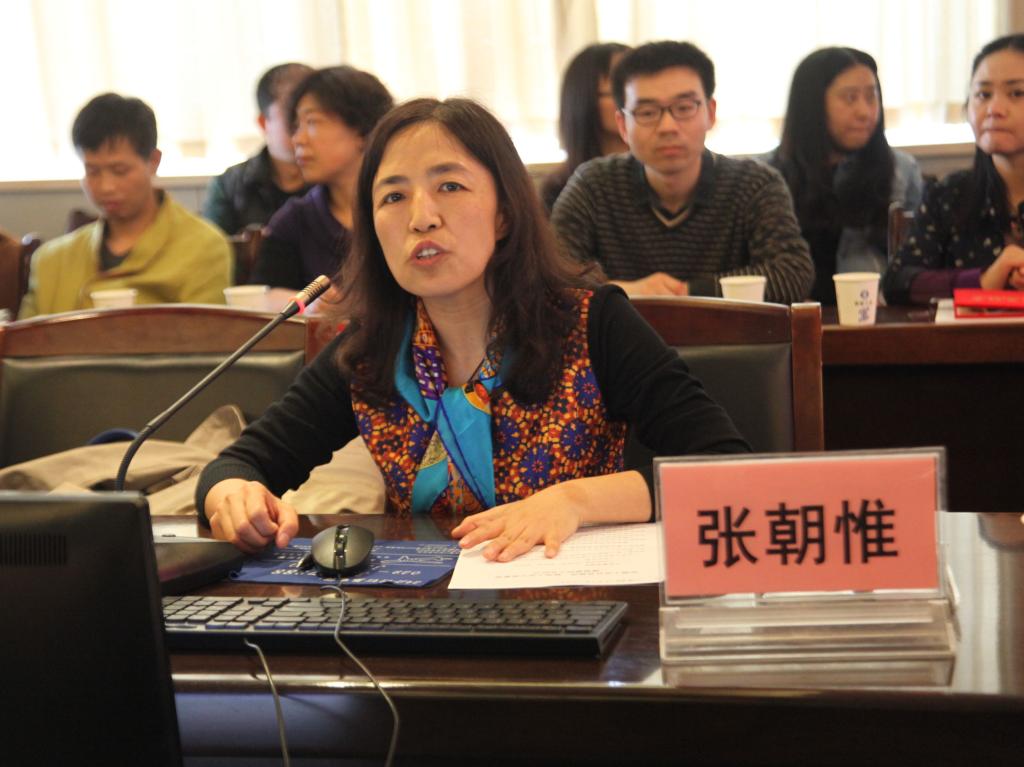 党委副书记王天哲为后勤、教务、服装学院分会颁发了2015年度优秀分会奖牌