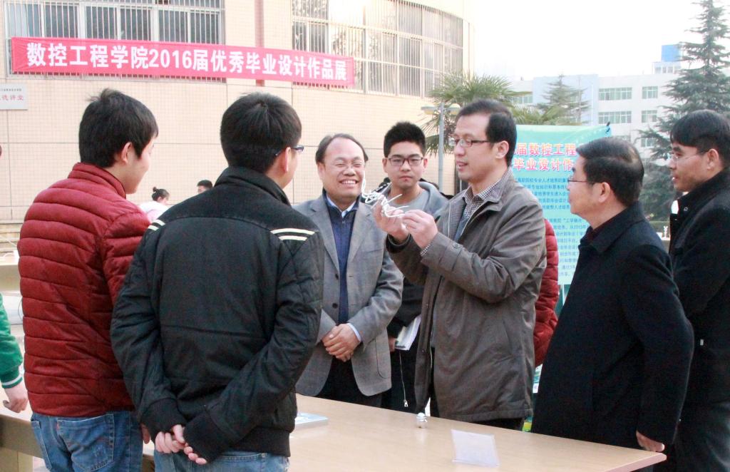 副院长杨卫军与学生交流