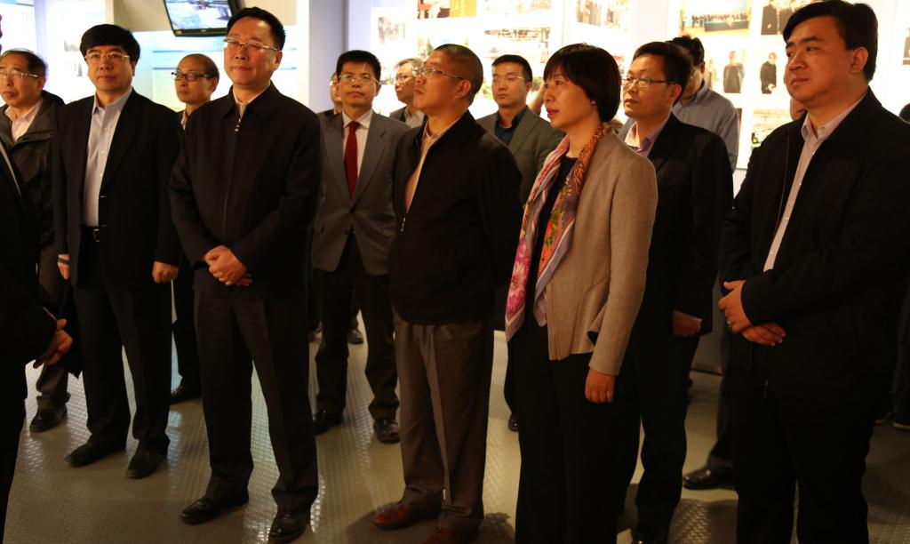 与会代表参观中国有色集团展厅