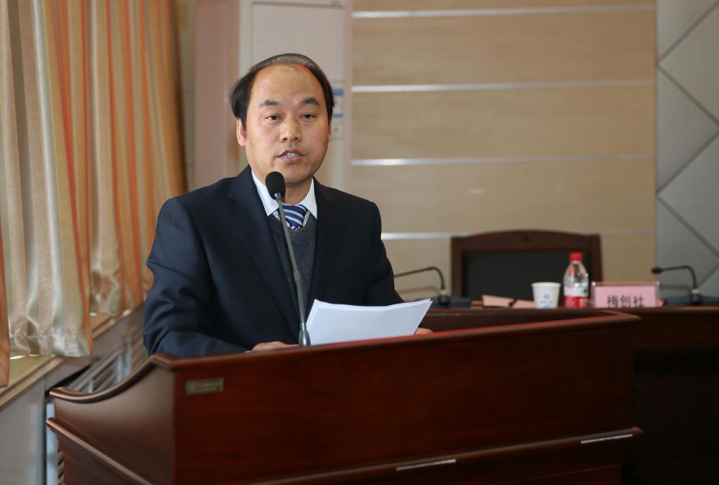 副院长梅创社领学“教育法”及中国教育报文章