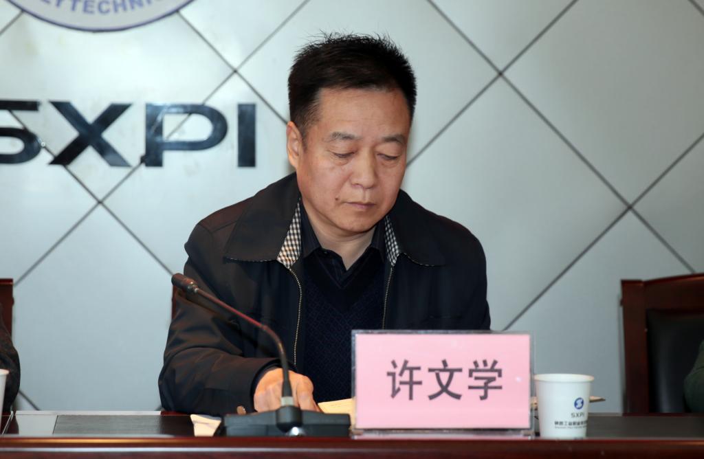 省委高教工委组织部副部长许文学宣读任免决定